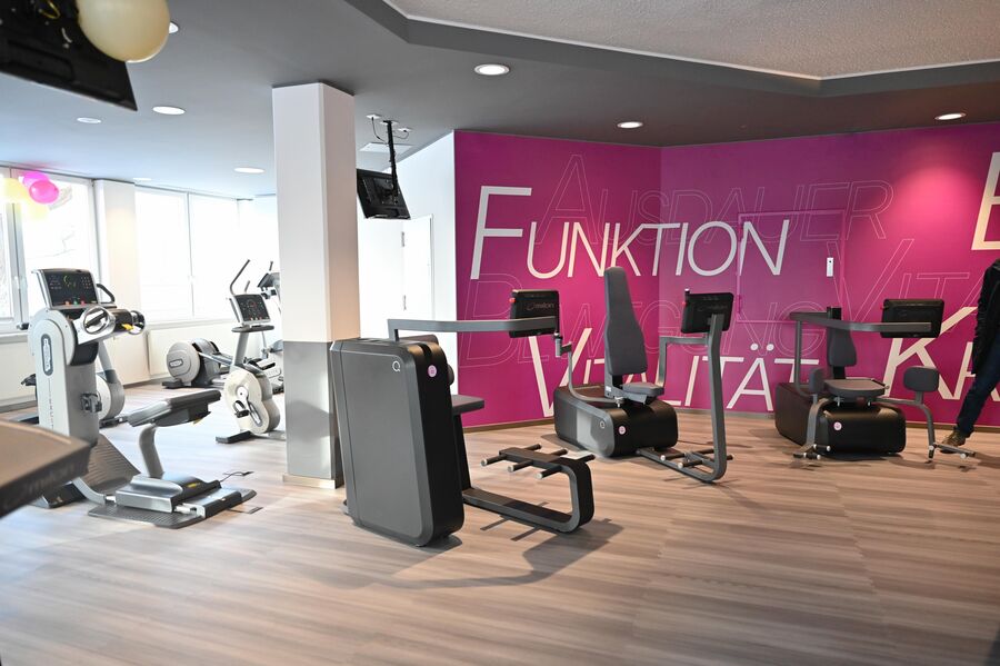 Hochwertige Trainingsgeräte in einem hellen, freundlichen Fitnessstudio