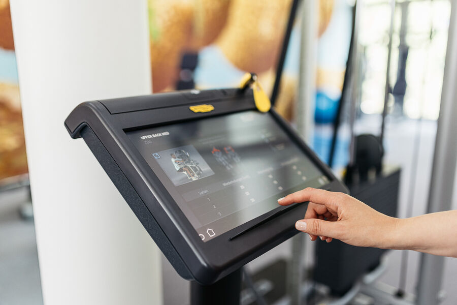 Männliche Hand bedient Touchscreen